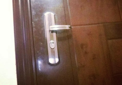 замена дверной ручки входной двери от компании «Вскрытие-Сервис»